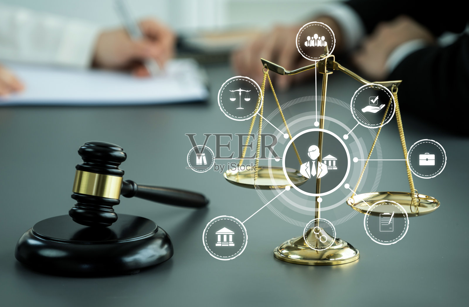 聪明的法律,法律咨询图标和精明的律师工作工具在律师办公室照片摄影图片