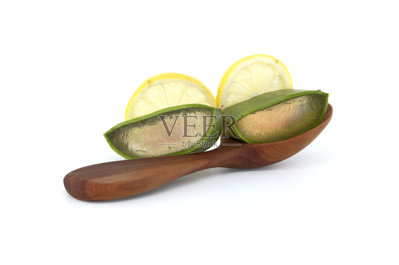 芦荟木勺和柠檬片在白色的背景照片摄影图片