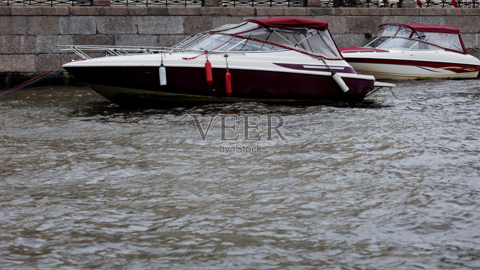 船停在运河里。照片摄影图片