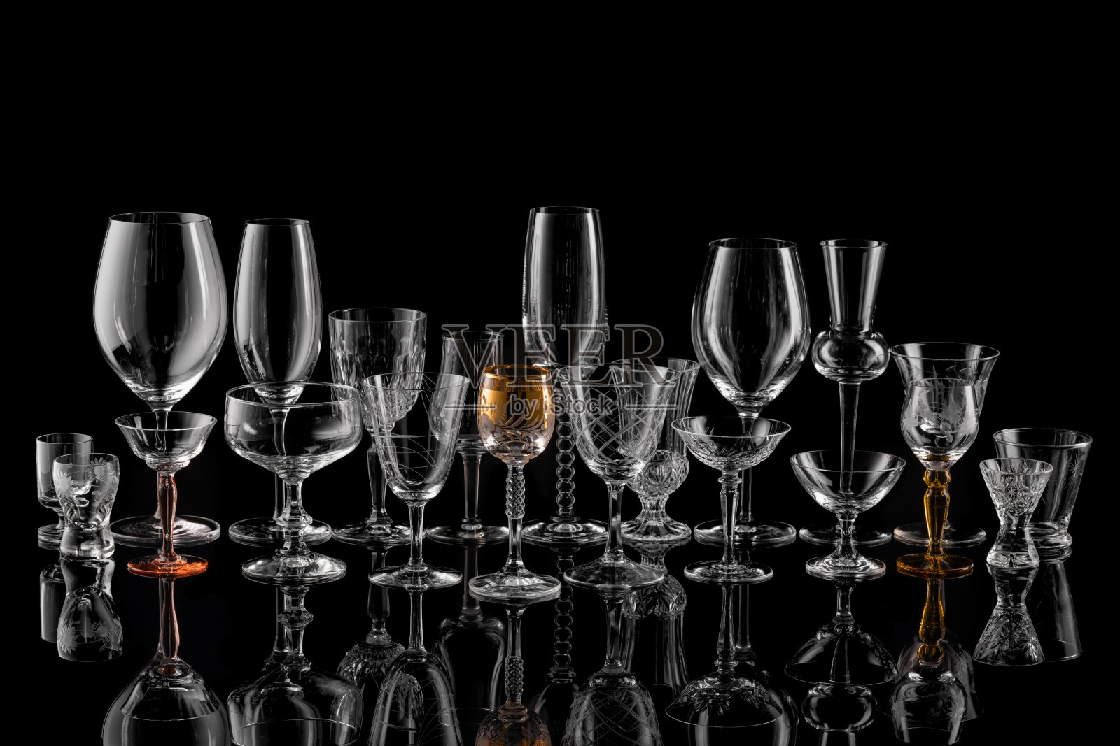 葡萄酒、香槟和各种烈酒酒杯的世界。照片摄影图片