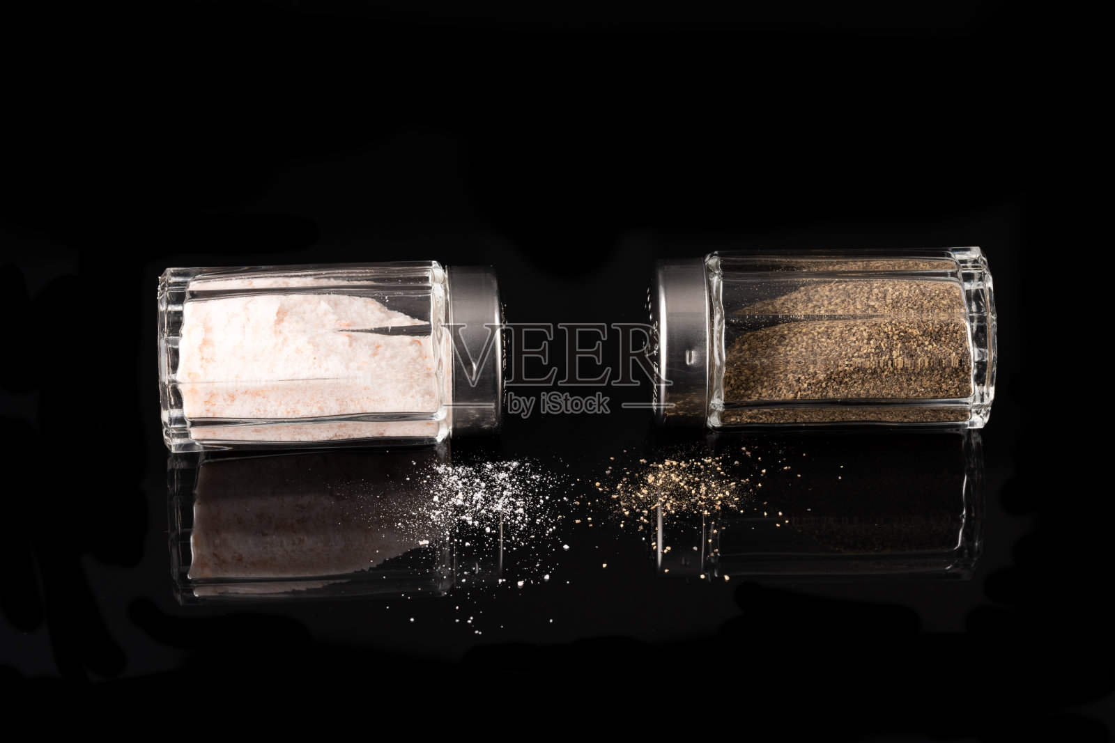 盐和胡椒瓶孤立在黑色背景上照片摄影图片