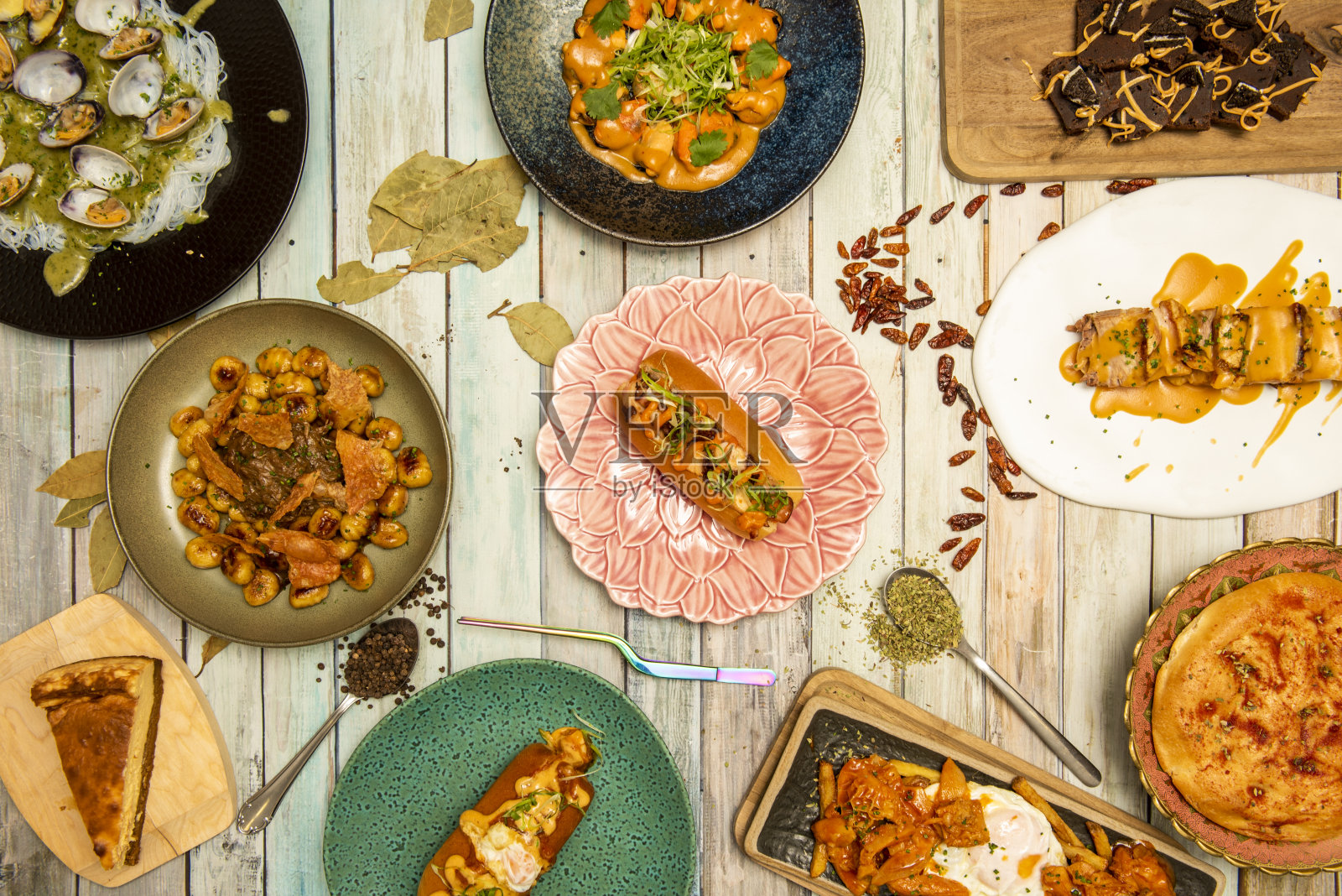 西班牙菜,配贻贝、咖喱酱、蛤蜊和中式面条照片摄影图片