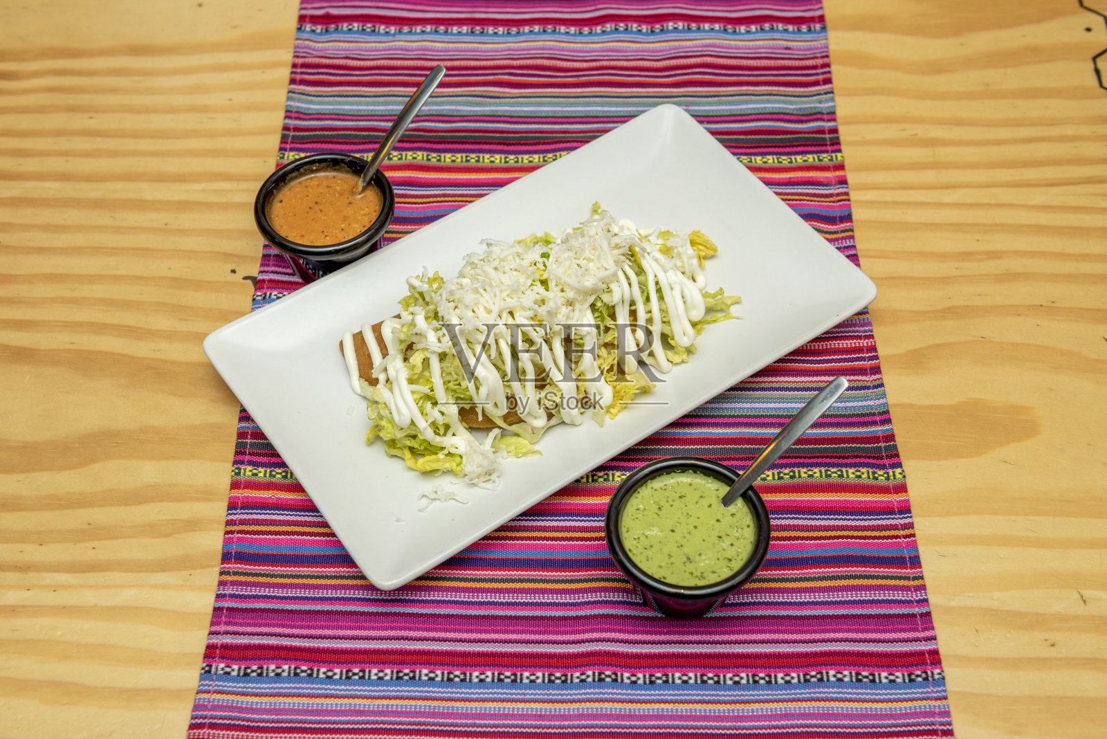 炸墨西哥玉米饼配蛋黄酱、鳄梨酱和大量奶油芝士照片摄影图片