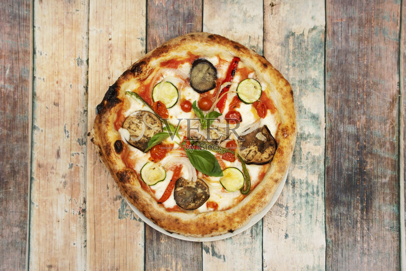 准备蔬菜披萨是一种有趣而新颖的吃蔬菜的方式,而且营养丰富。照片摄影图片