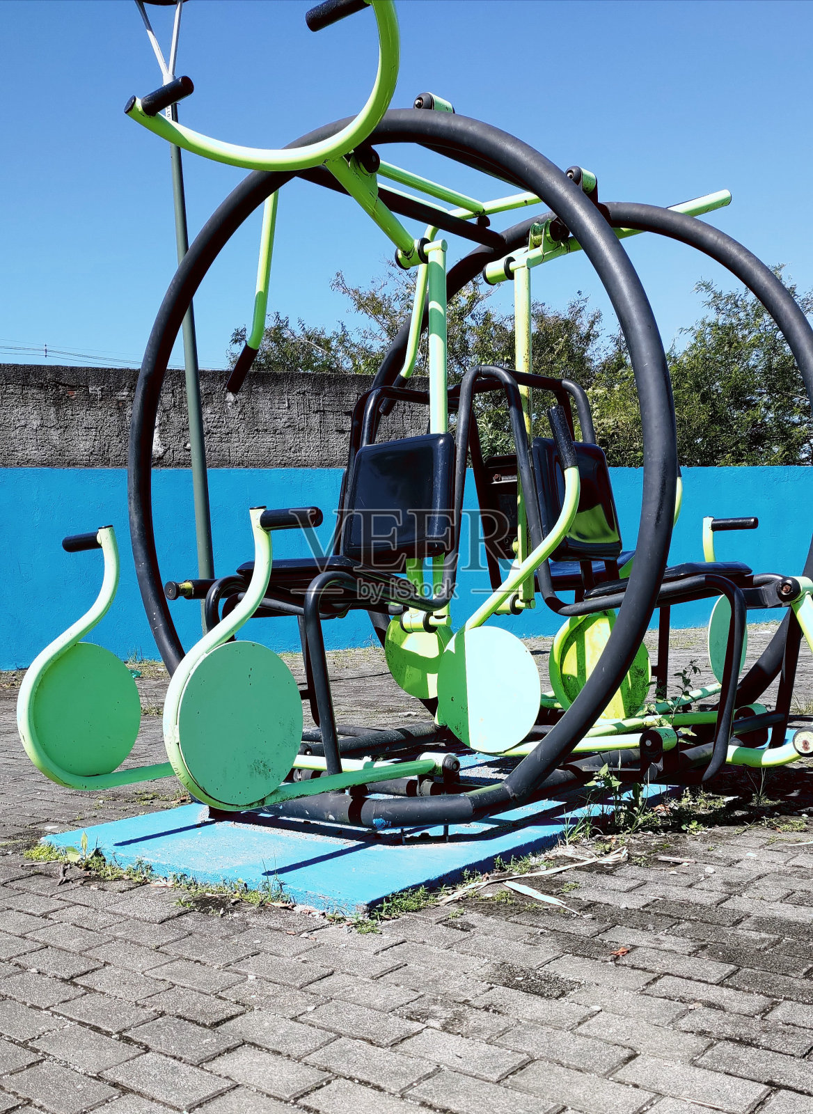 公共户外健身器材。照片摄影图片