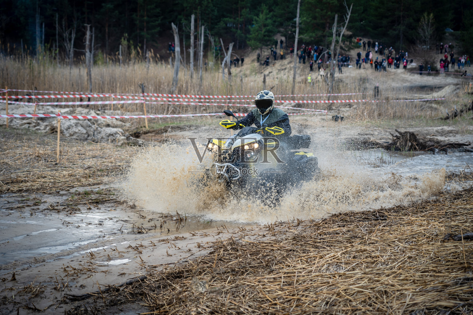 专业的四轮摩托车手在沙滩上骑得很快。四轮赛车,ATV 4x4照片摄影图片