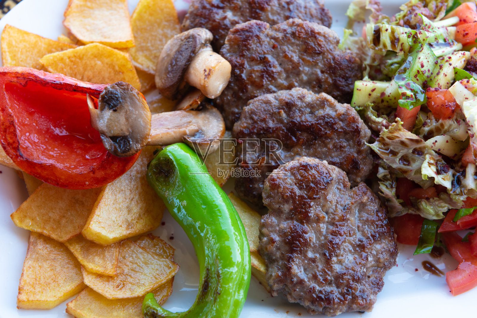 美味煮传统土耳其肉饼肉菜,烹饪火鸡。照片摄影图片