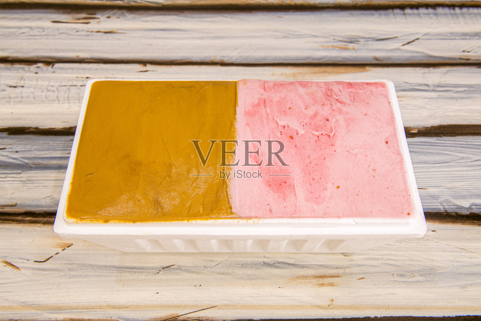 一桶两种口味的冰淇淋装在送货箱里照片摄影图片