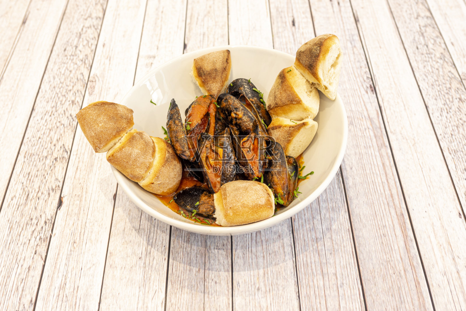 一道美味的贻贝汤,让每一个品尝它的人都对它的美味印象深刻。要敢于配上白葡萄酒照片摄影图片