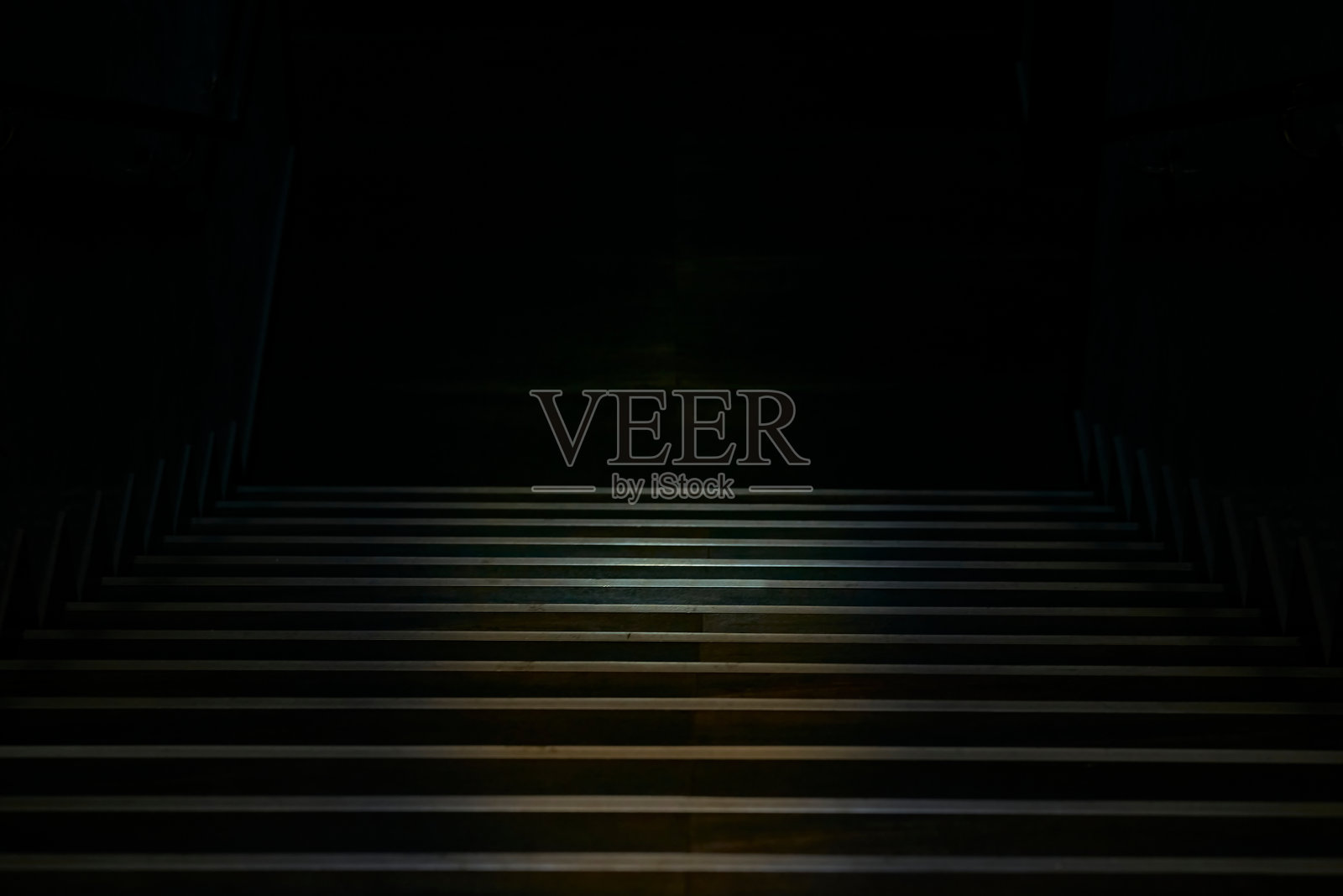 通往阴暗黑暗处的宽阔金属边缘楼梯照片摄影图片