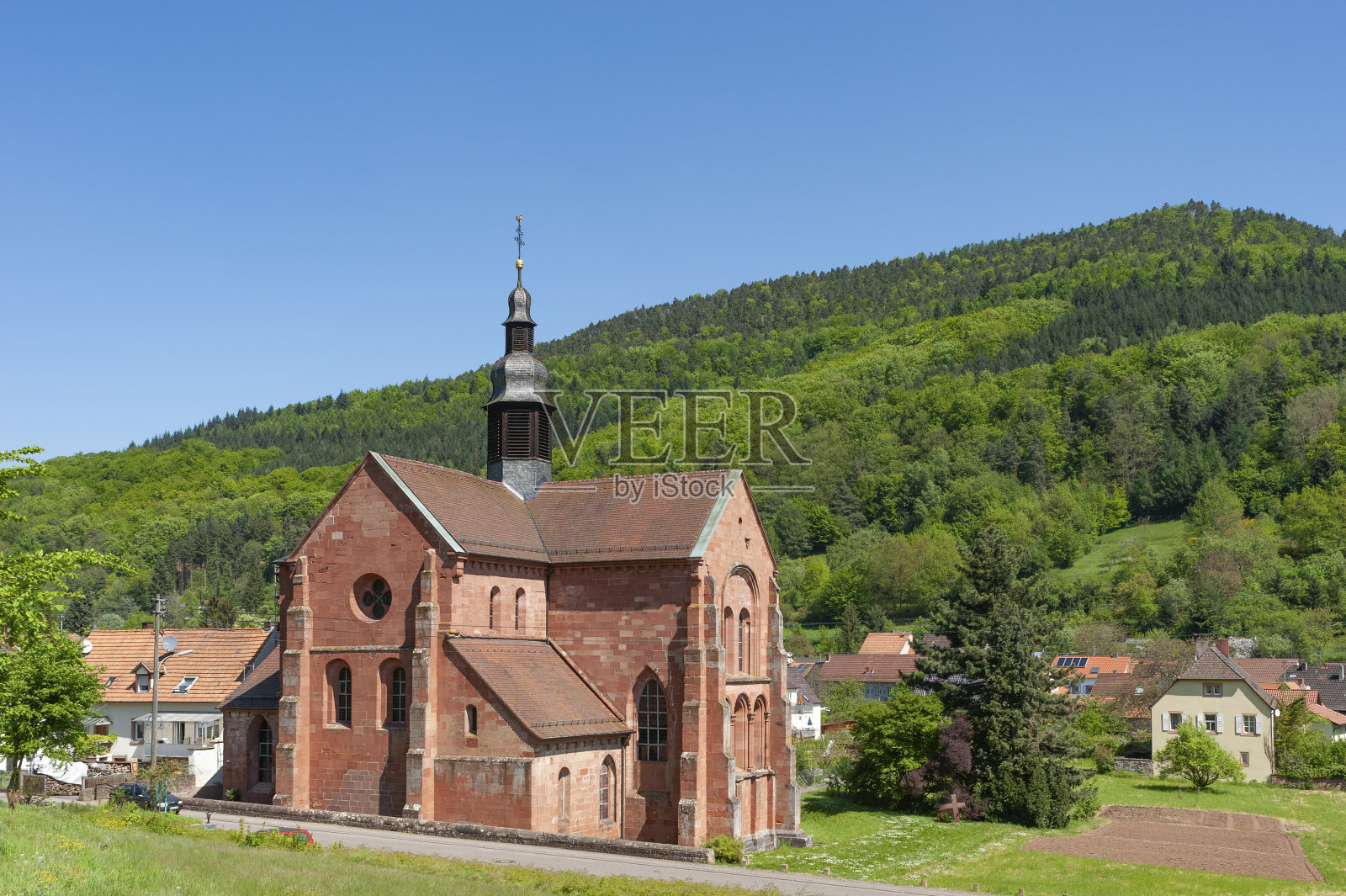 普法尔茨森林中尤瑟塔尔修道院教堂的景色。德国莱茵兰-普法尔茨的普法尔茨地区照片摄影图片