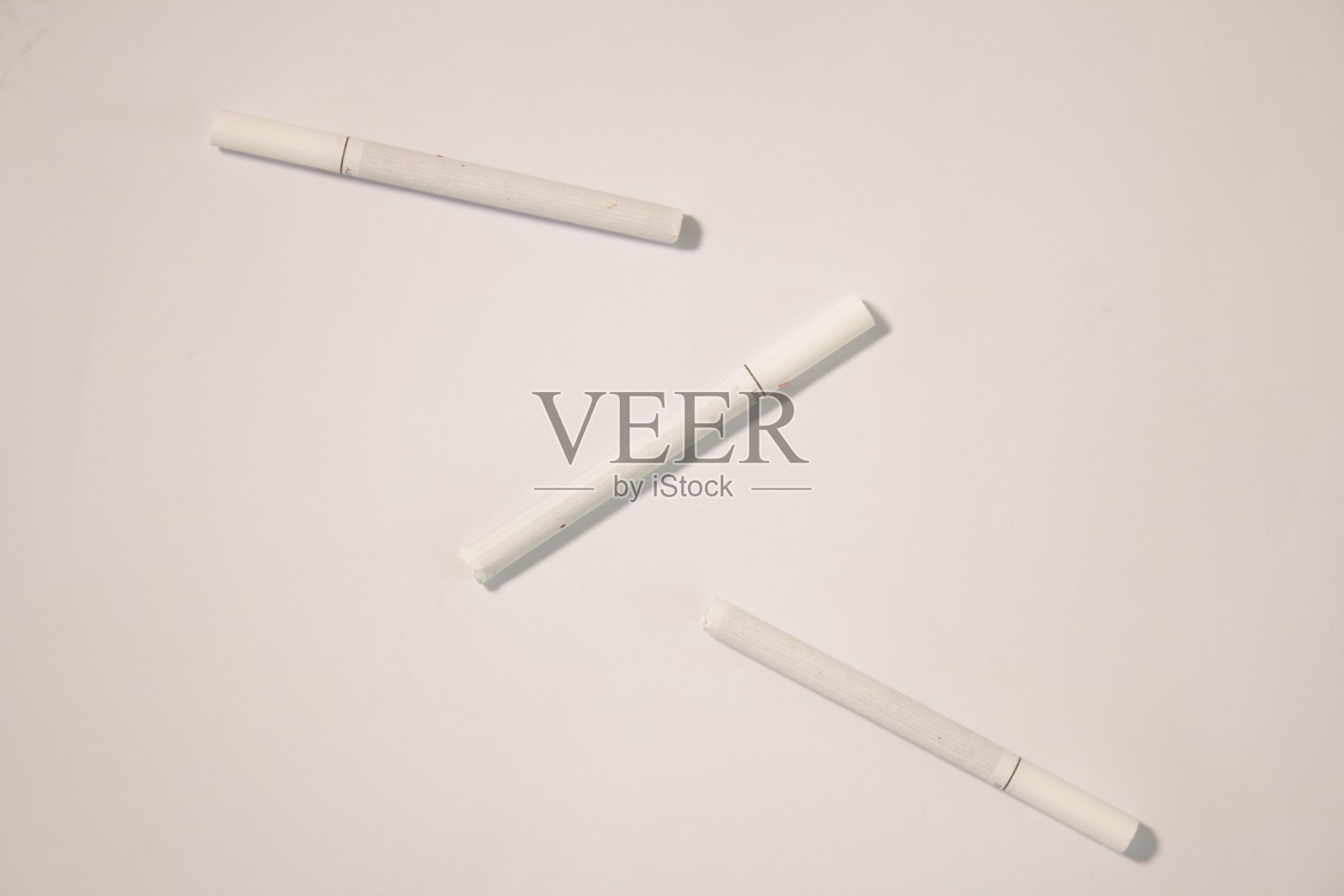 白底几支香烟照片摄影图片