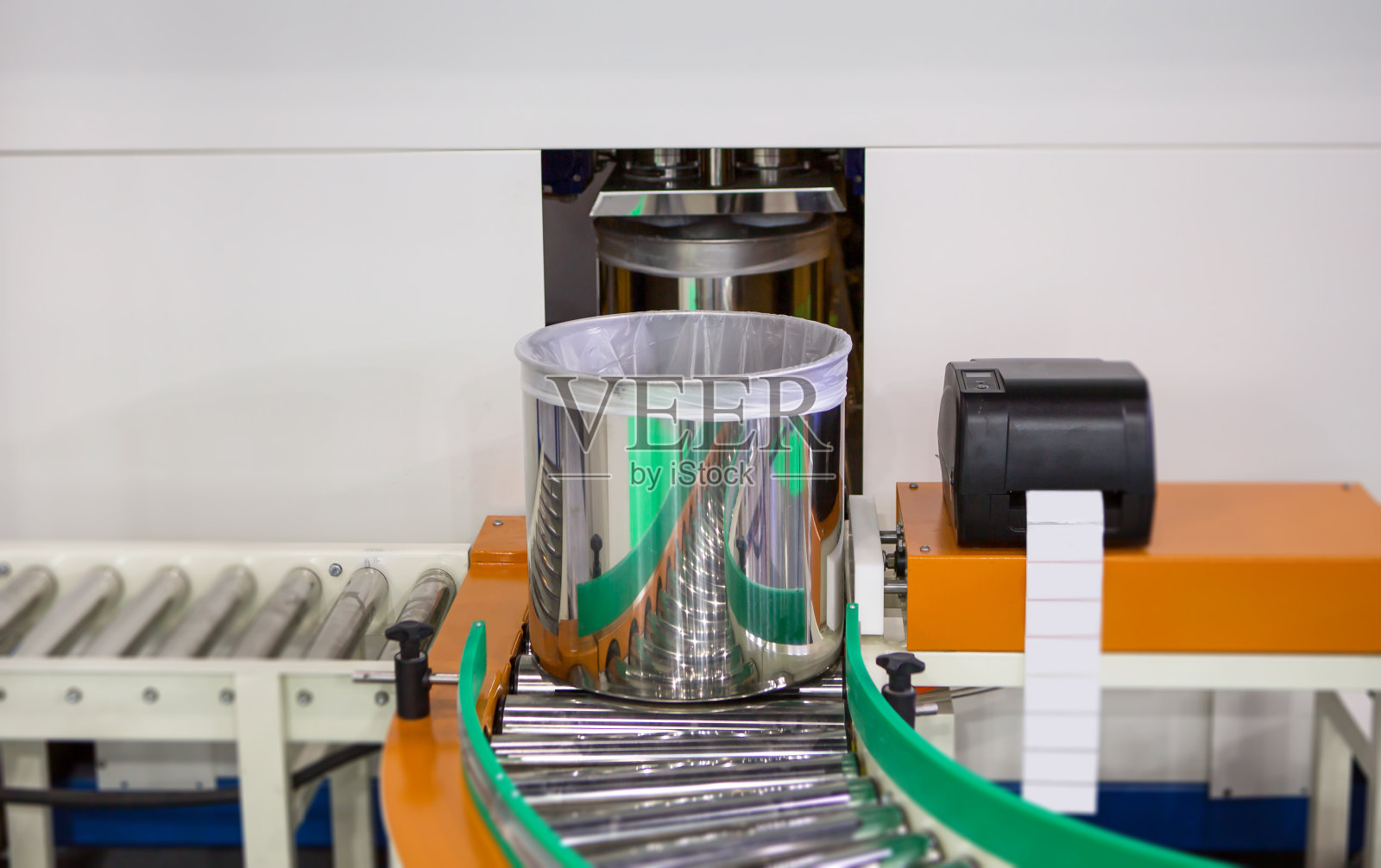 锡容器在输送机上到灌装机照片摄影图片