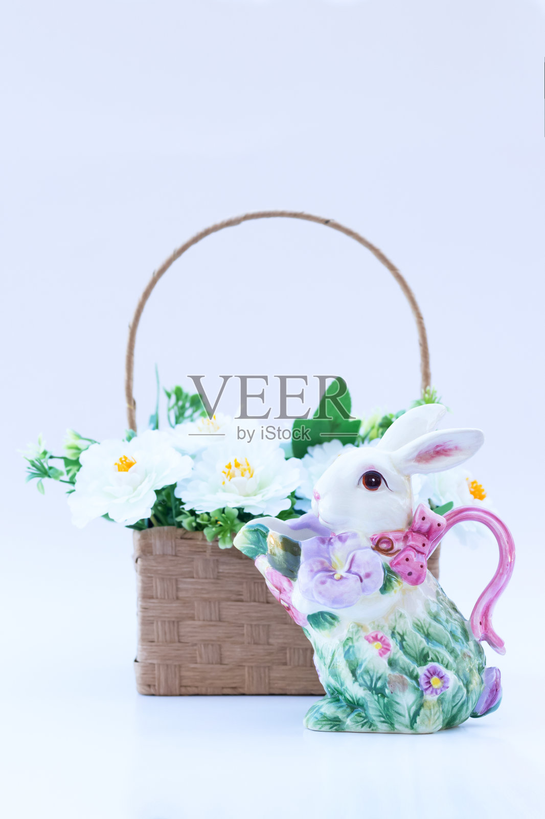 复活节兔子形状的碟子和一个花篮。照片摄影图片