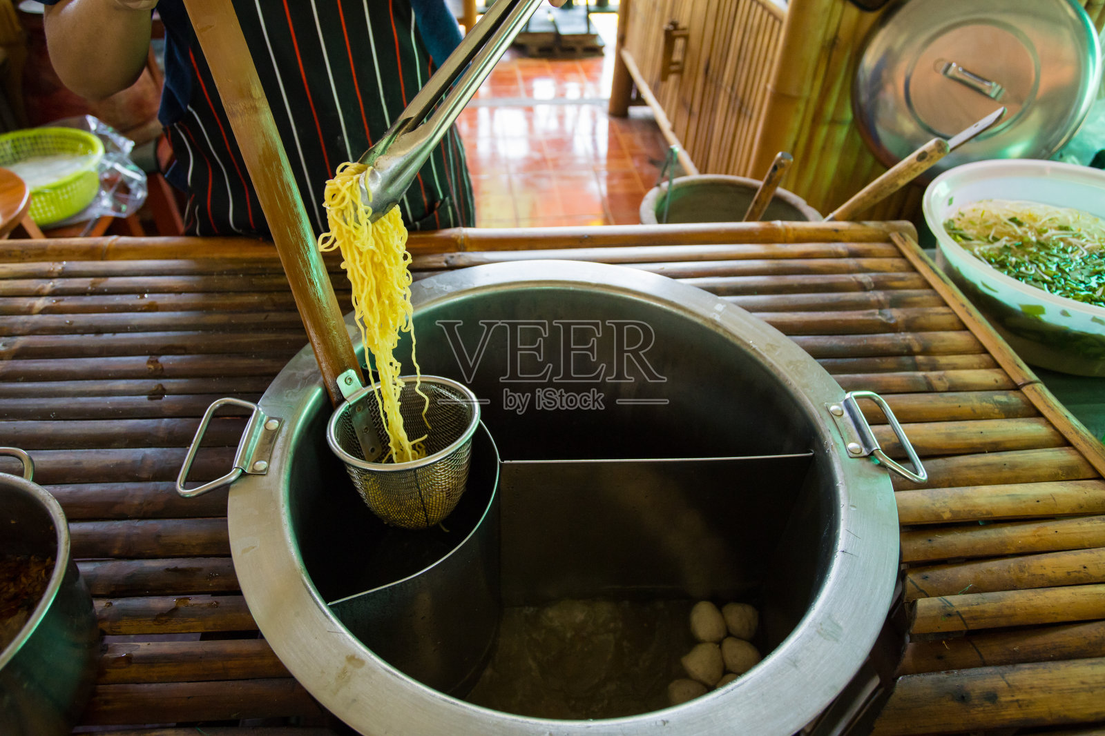 泰国面条制作烹饪亚洲面条照片摄影图片