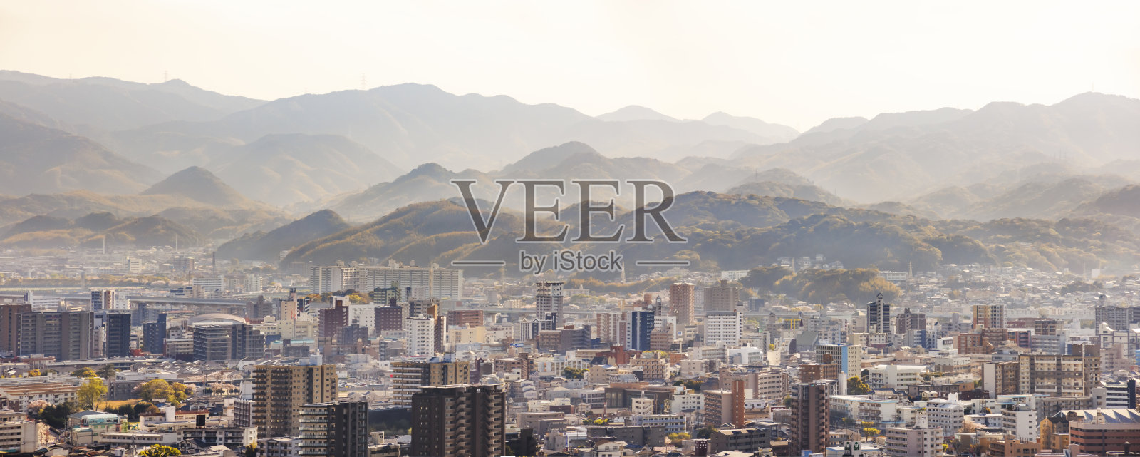 傍晚从山顶上看到的北九州小仓镇景照片摄影图片