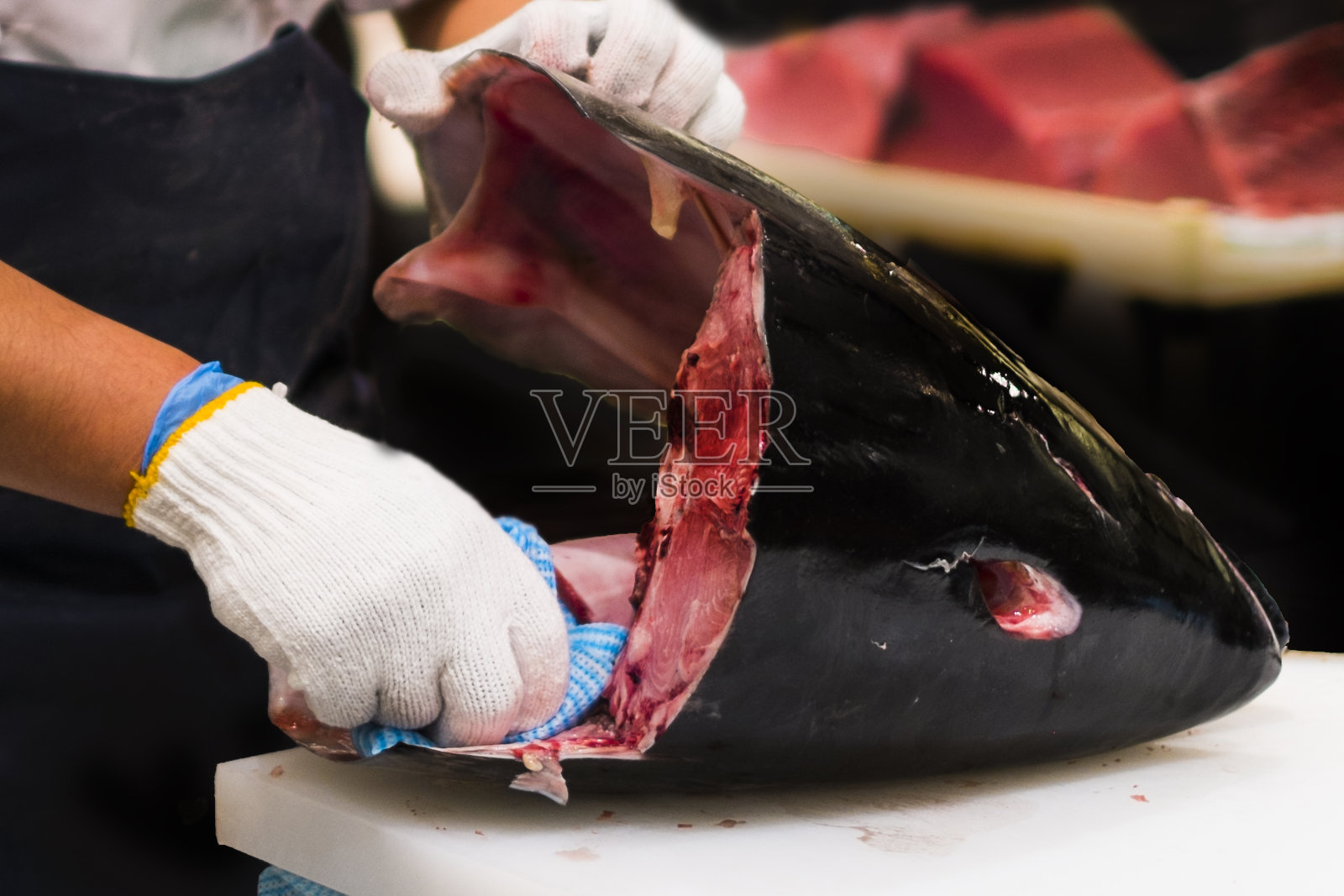 金枪鱼的拆解表演。照片摄影图片