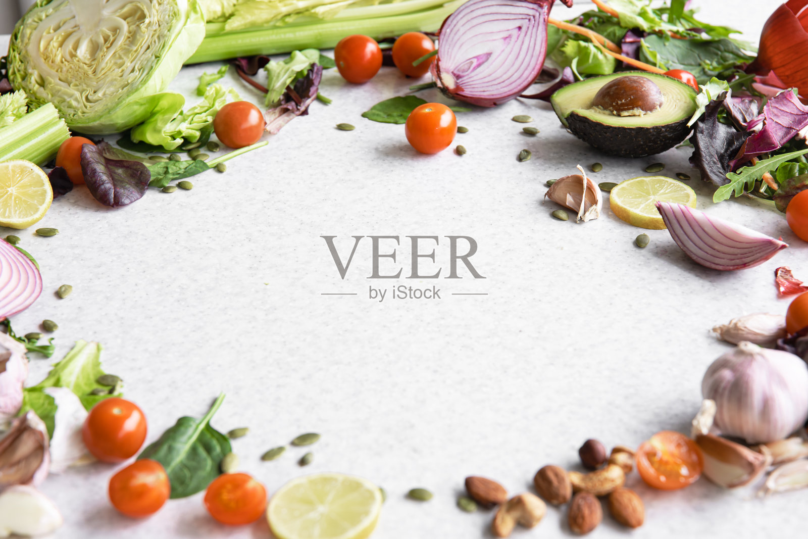 蔬菜、坚果和种子在一张白色的桌子上以框架的形式,复制空间。照片摄影图片