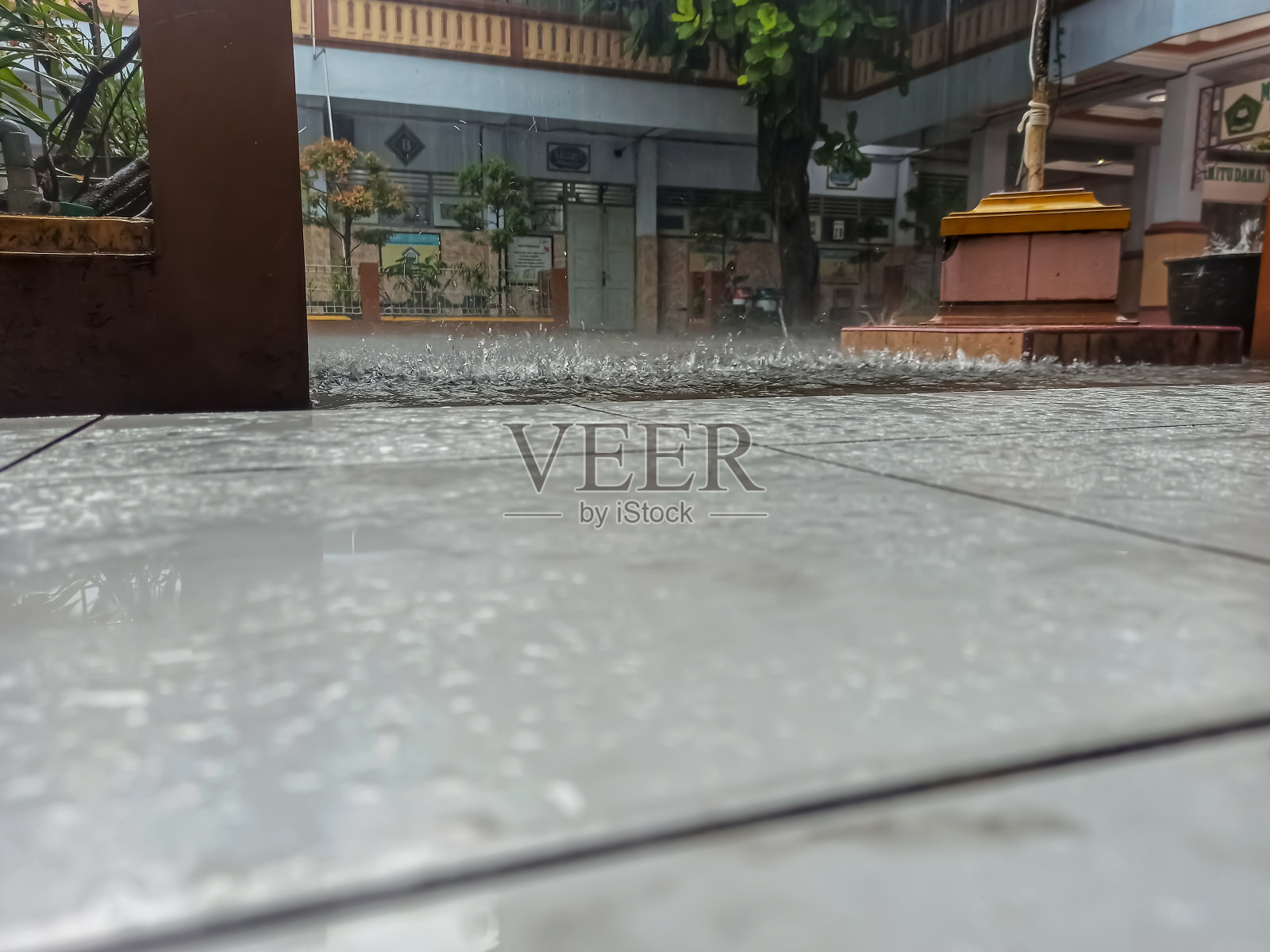 雨水把瓷砖弄湿了照片摄影图片