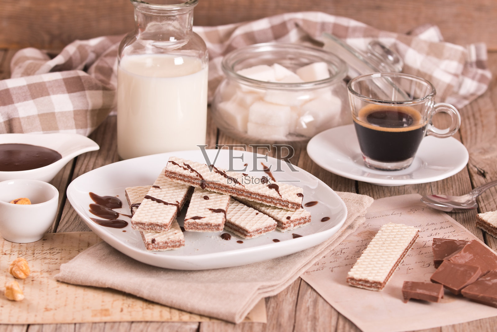 那不勒斯华夫饼内夹榛子巧克力奶油。照片摄影图片