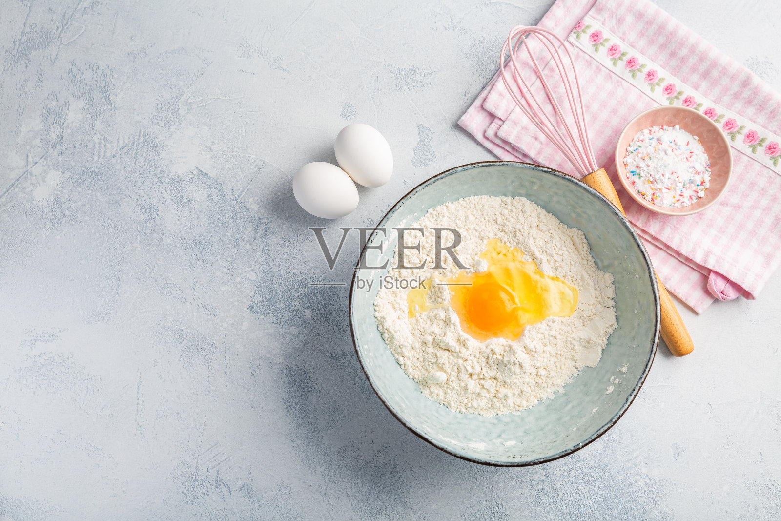 烹饪和烘烤可丽饼、煎饼和面团的配料。照片摄影图片