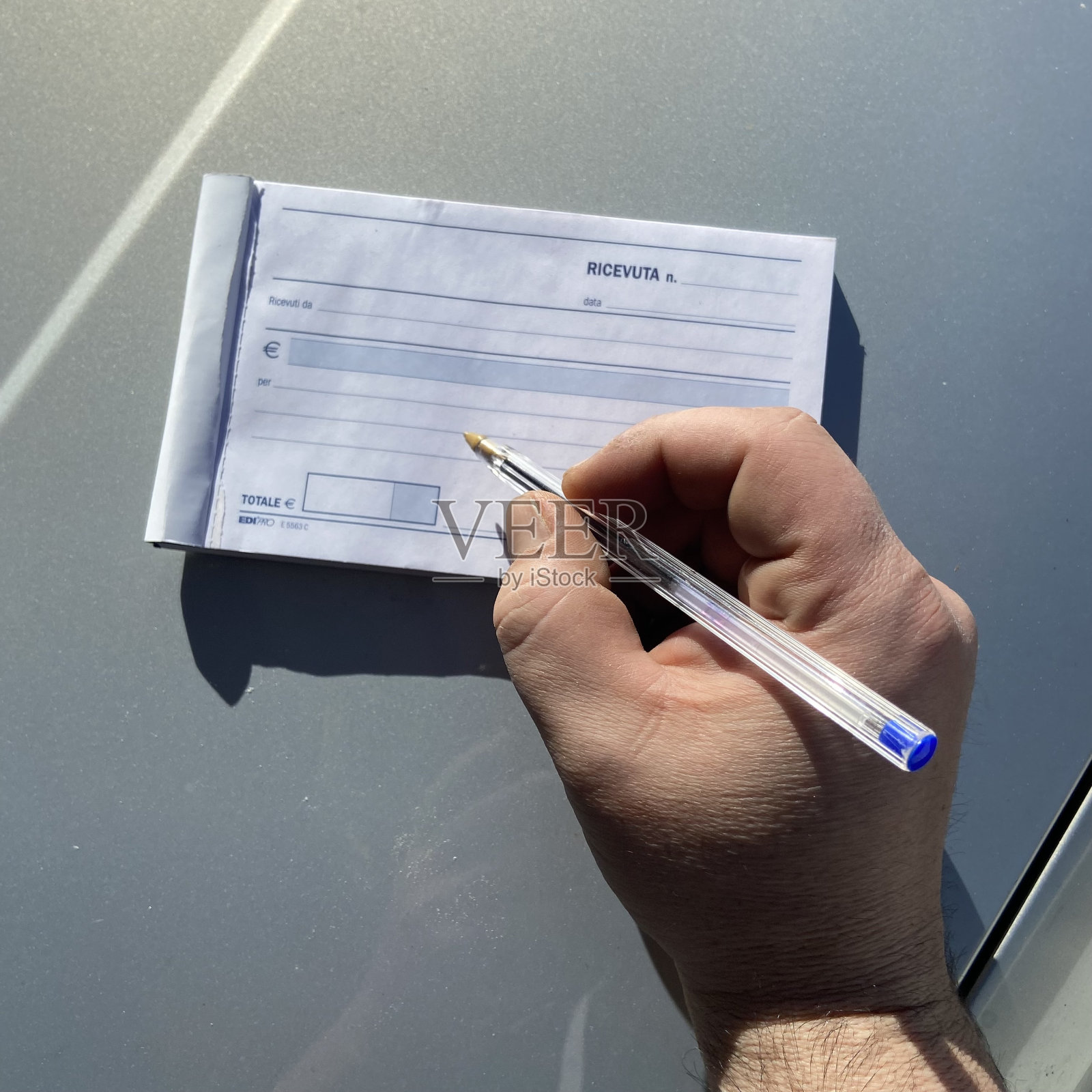 手工填写纳税收据。空白收据。照片摄影图片