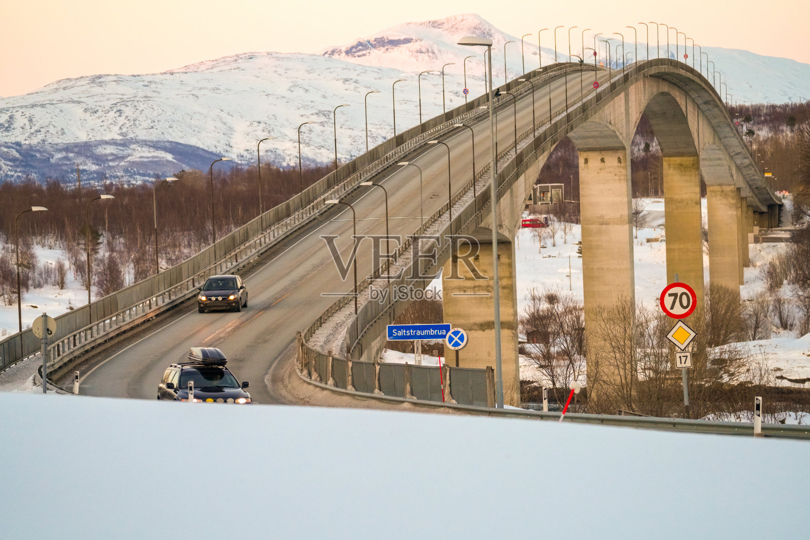 挪威诺德兰郡Bodo地区横跨盐湾峡湾的Saltstraumen桥。照片摄影图片