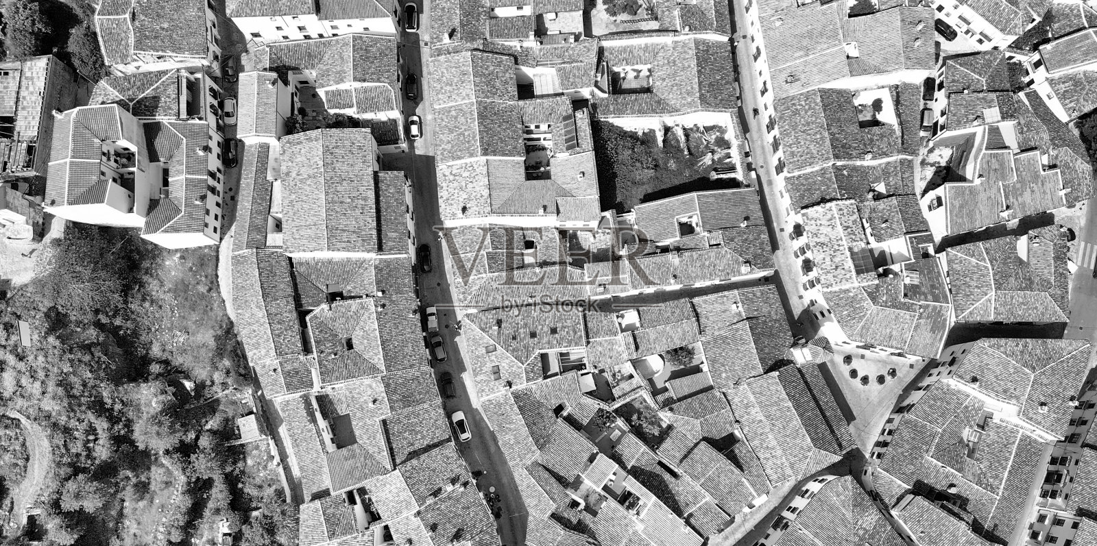 Grazalema,安达卢西亚。鸟瞰图:粉刷成白色的房屋,屋顶是生锈的瓦片,窗户是锻铁栏杆照片摄影图片