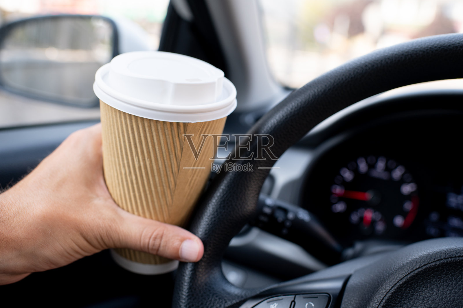 男人在车里喝咖啡照片摄影图片
