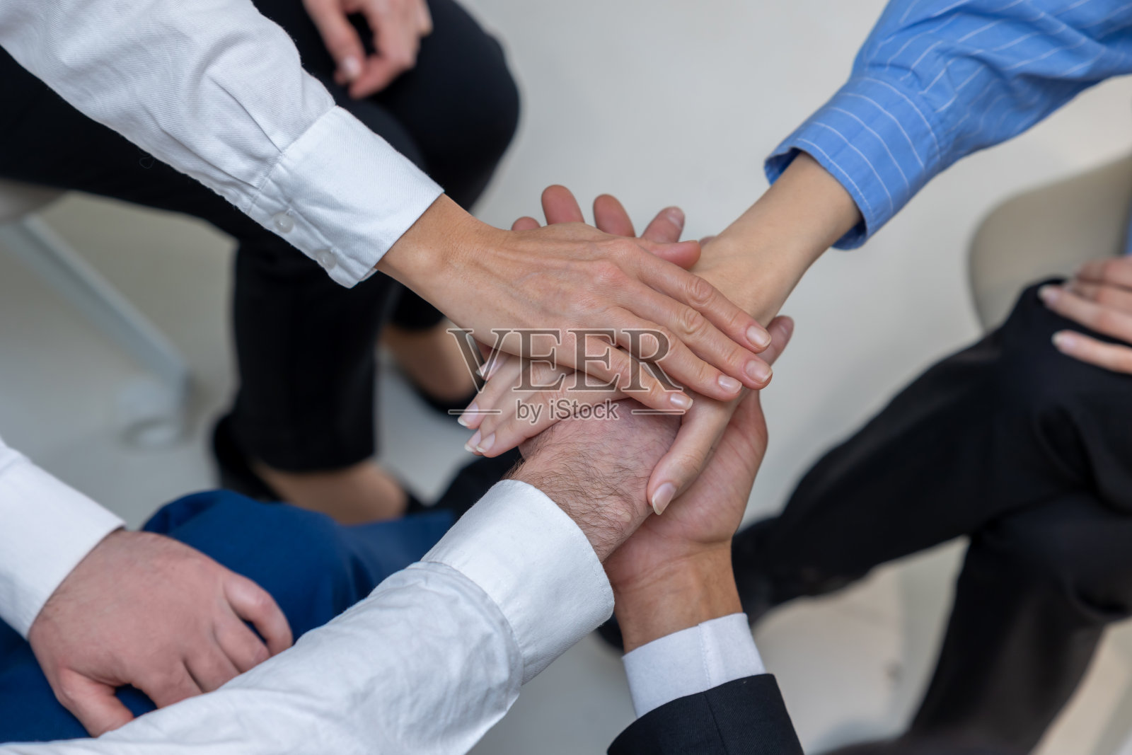 治疗过程中人们手拉手的特写照片摄影图片