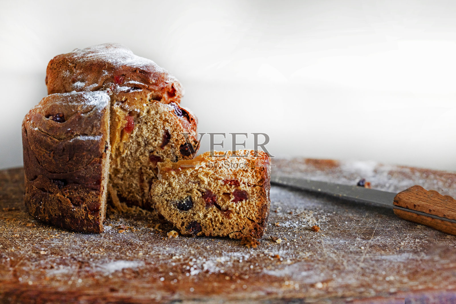 在厨房的橡木板上切复活节手工蛋糕。假期照片摄影图片