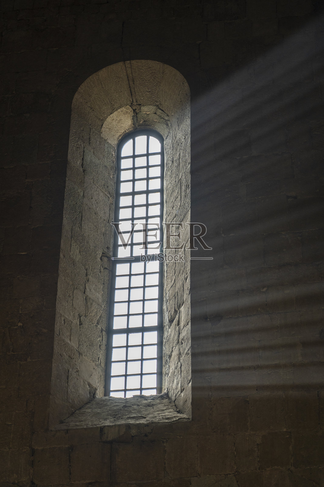 阳光透过乔治亚州一座古老的东正教大教堂的拱形窗户照射进来照片摄影图片