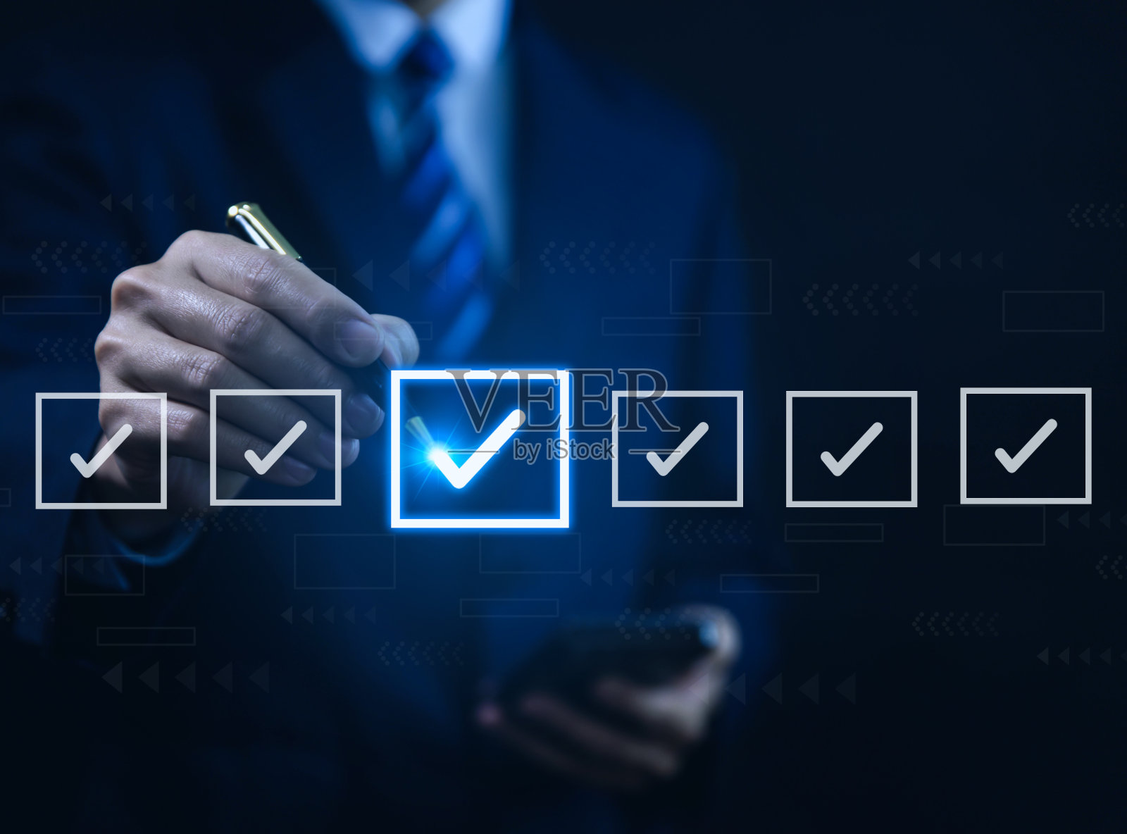 商人拿着一支红色的勾号笔在名单上的方框上照片摄影图片