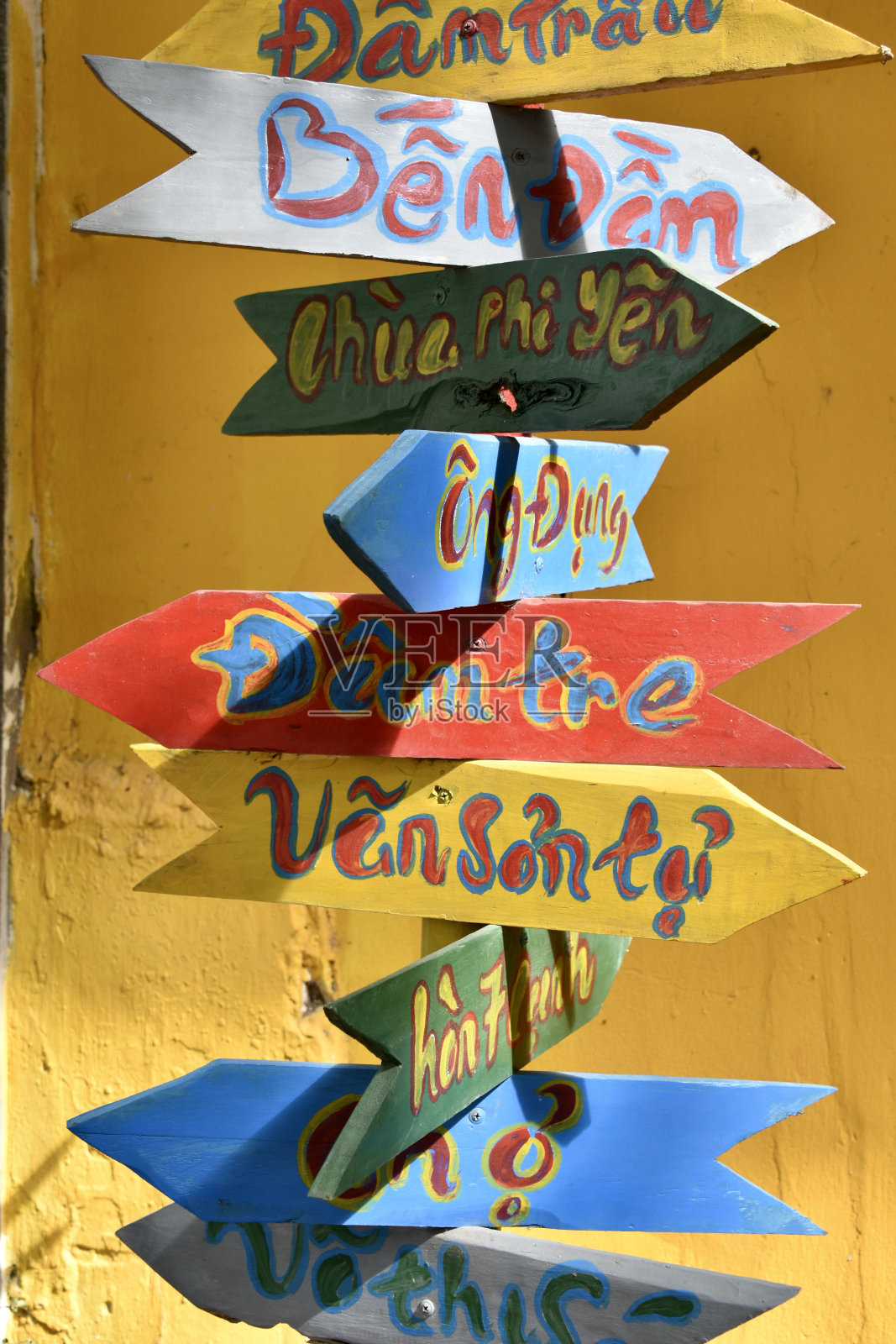 岛上五颜六色的越南方向标志照片摄影图片