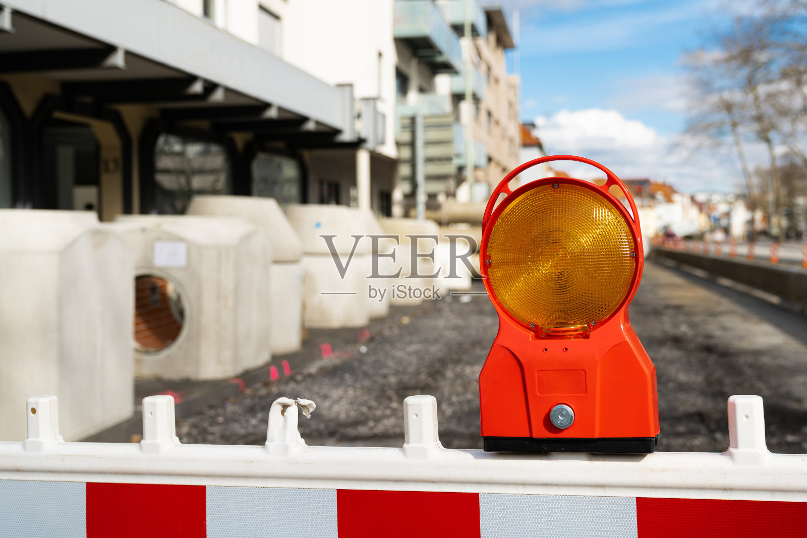 建筑工地的橘红色警告信号。照片摄影图片