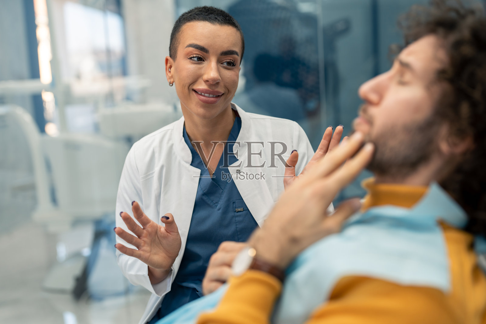 女牙医专家就牙痛问题咨询男病人照片摄影图片