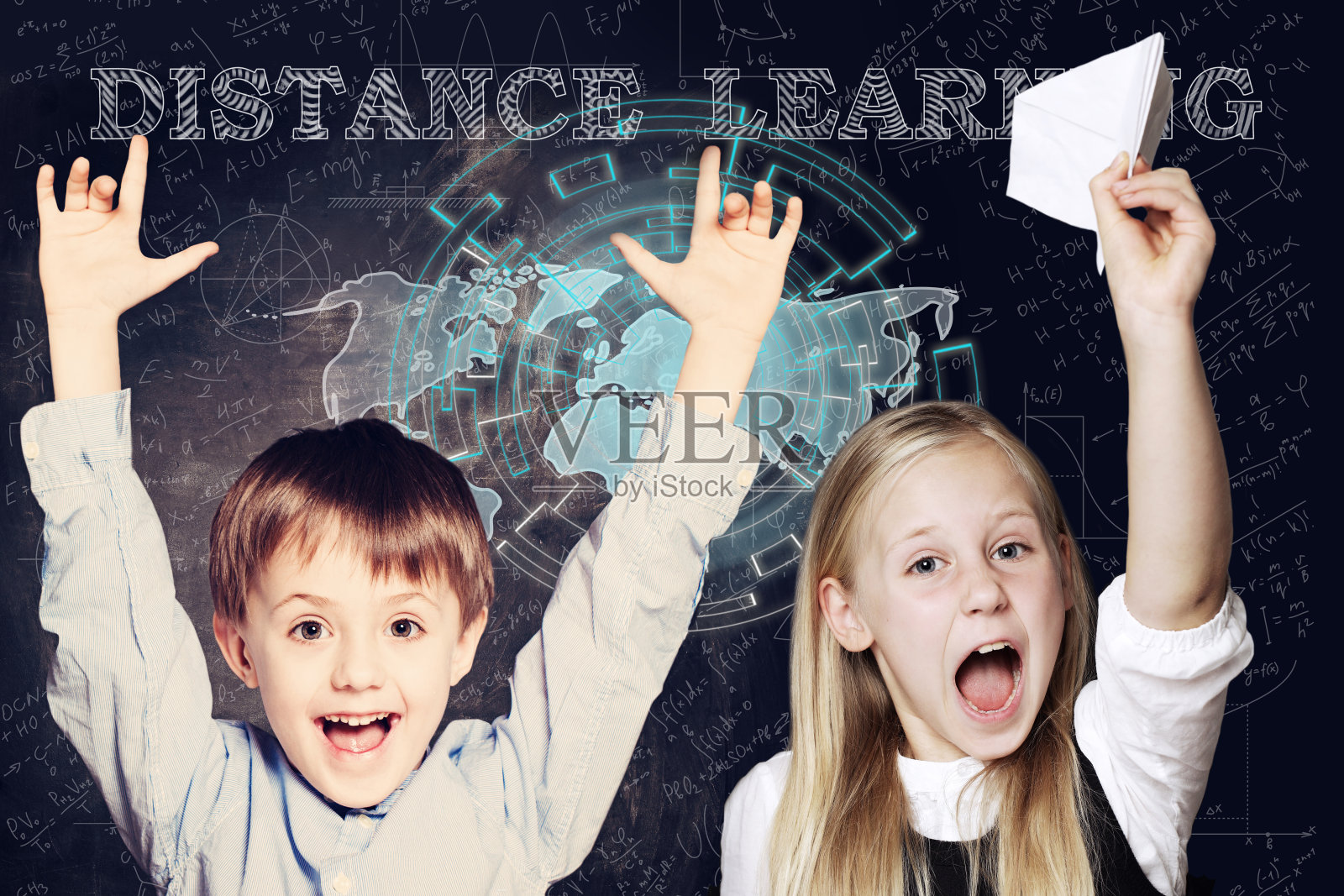 小学生穿校服,女生张大嘴巴——好玩!远程教育、e- learning、互联网教育理念照片摄影图片