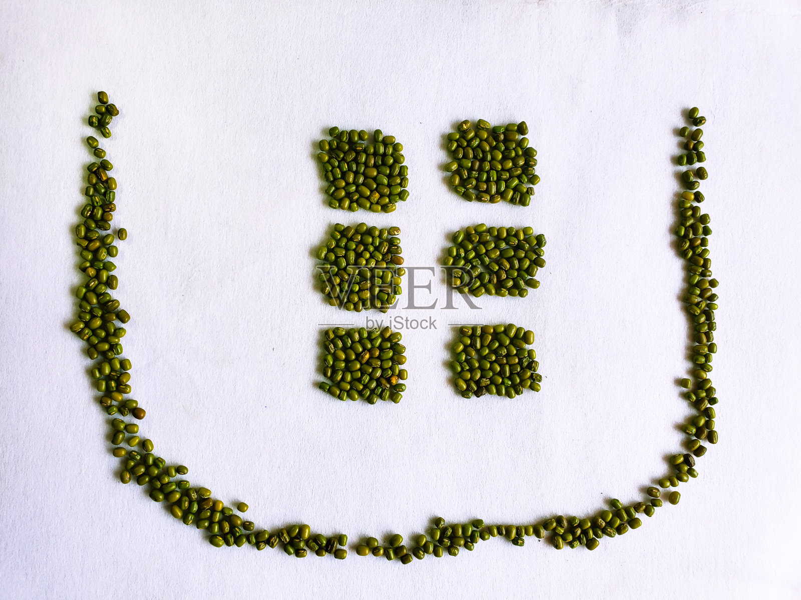 白色背景下的绿豆照片摄影图片