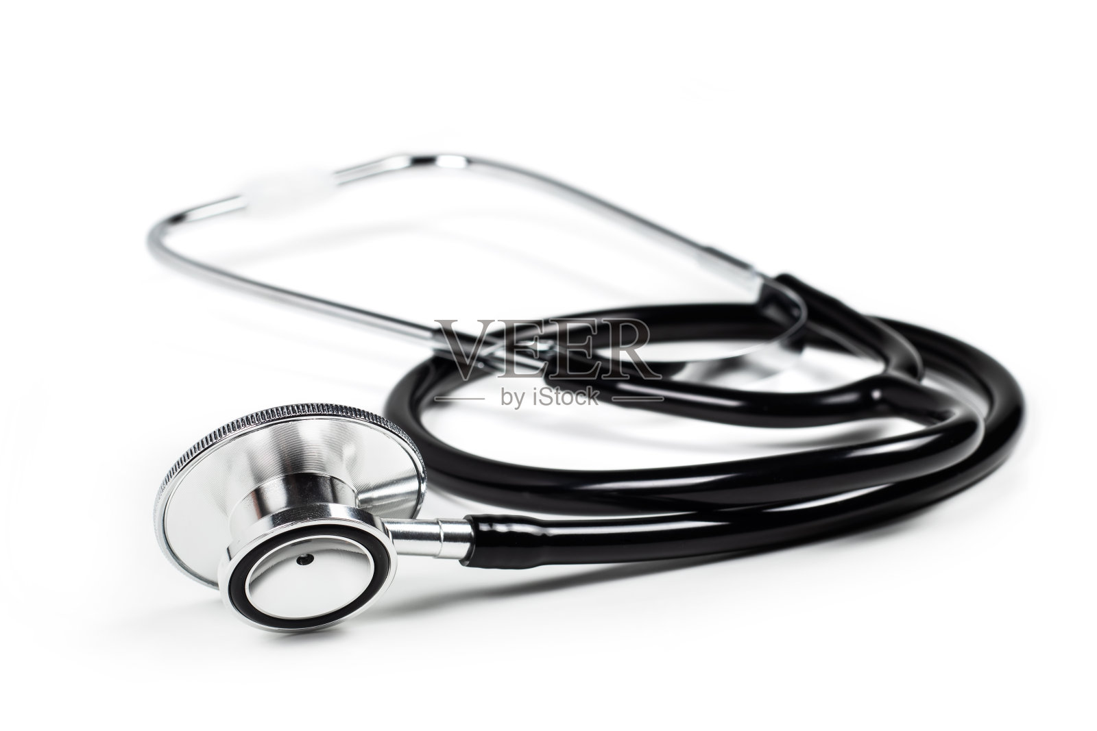 白色背景上的黑色听诊器。医疗copcept。照片摄影图片