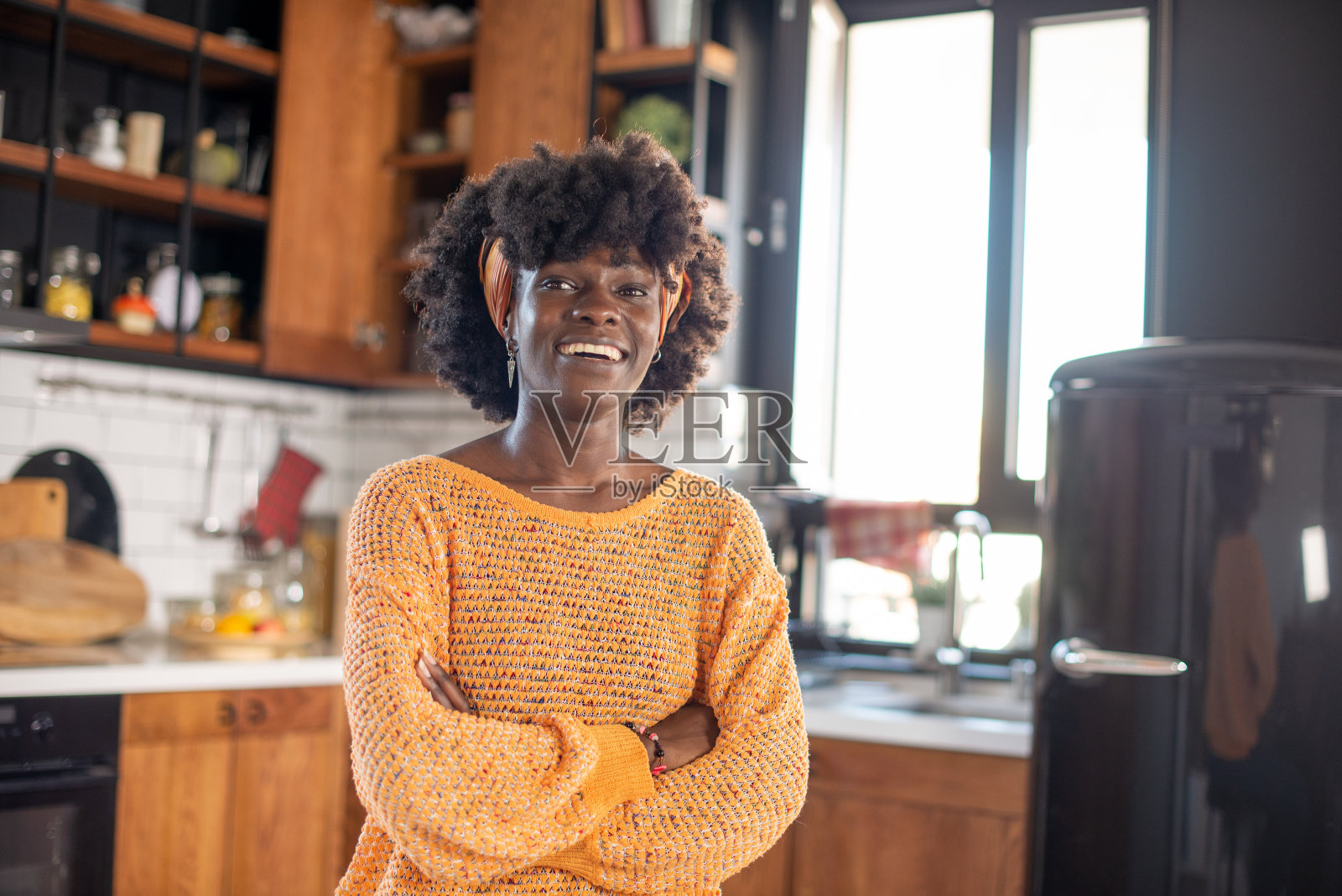 快乐的年轻女子照片摄影图片