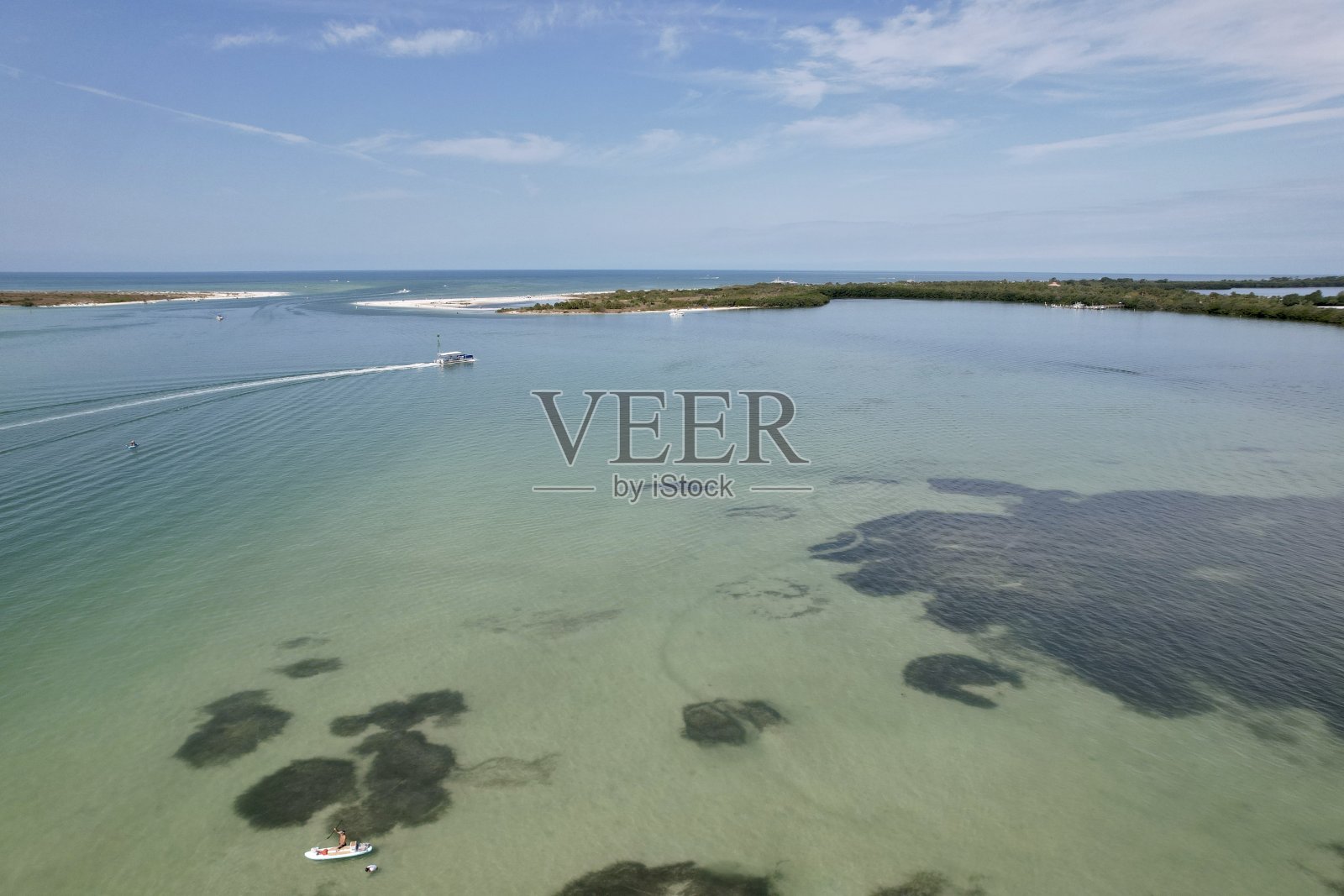 美丽的无人机拍摄的蜜月岛和卡拉德西岛渡轮在远处。照片摄影图片