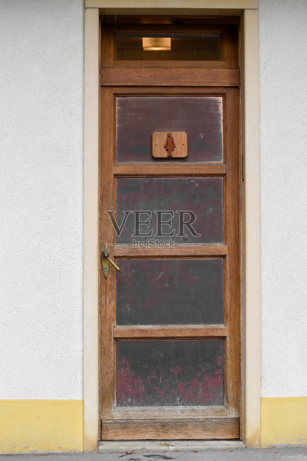 老式房子上的木门物件。照片摄影图片