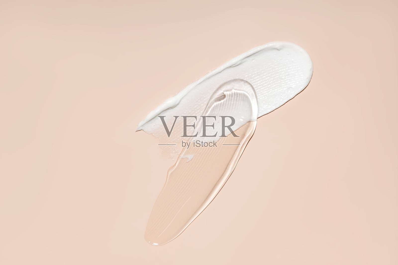 液体乳霜和凝胶化妆品涂抹滴纹理米色背景。化妆品涂抹霜质地。护肤品笔画平铺,面霜含玻尿酸照片摄影图片