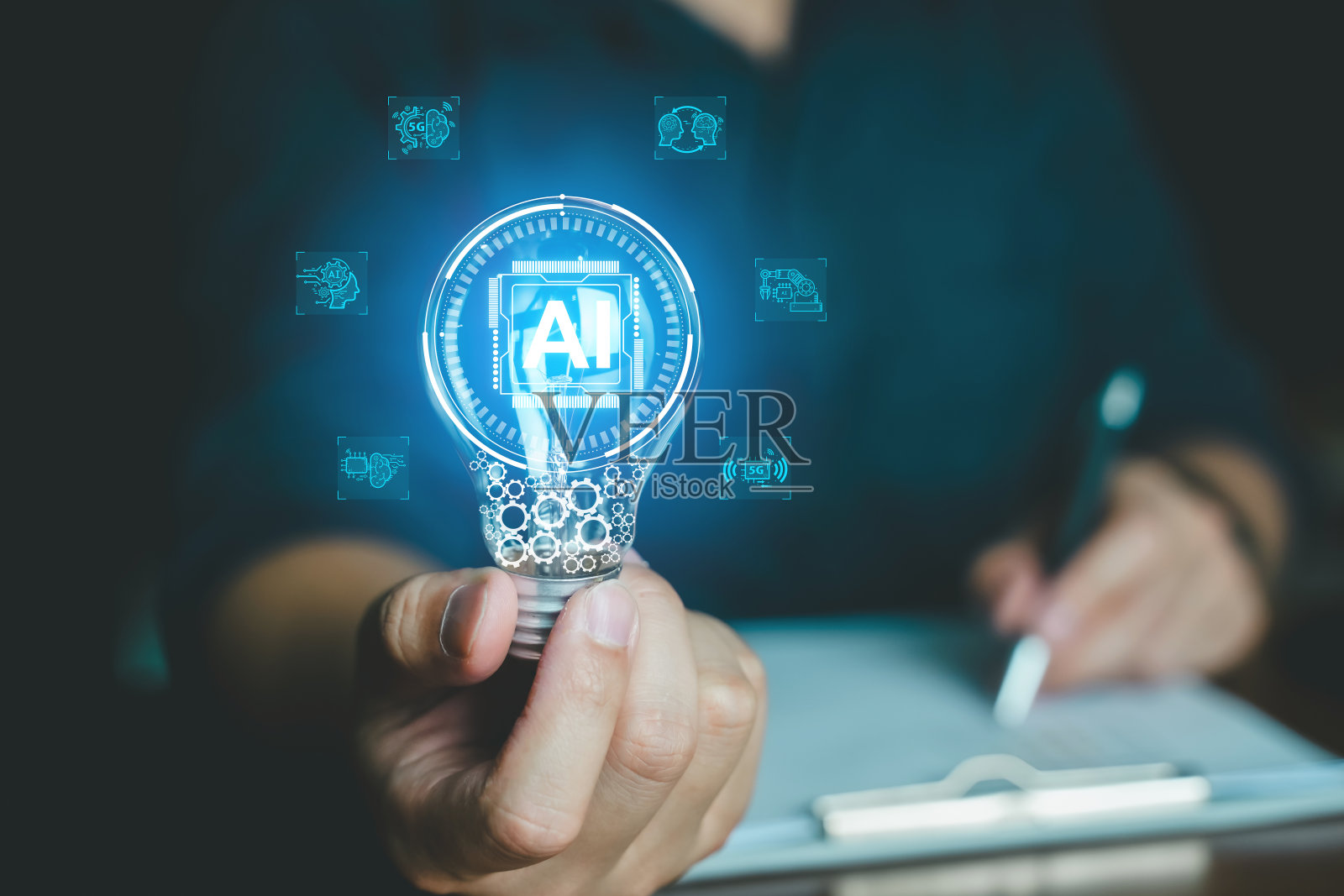 AI聊天和聊天机器人概念,人工智能数字聊天机器人为企业提供信息获取和利用AI的在线网络,将AI技术与机器人应用全球连接起来。照片摄影图片