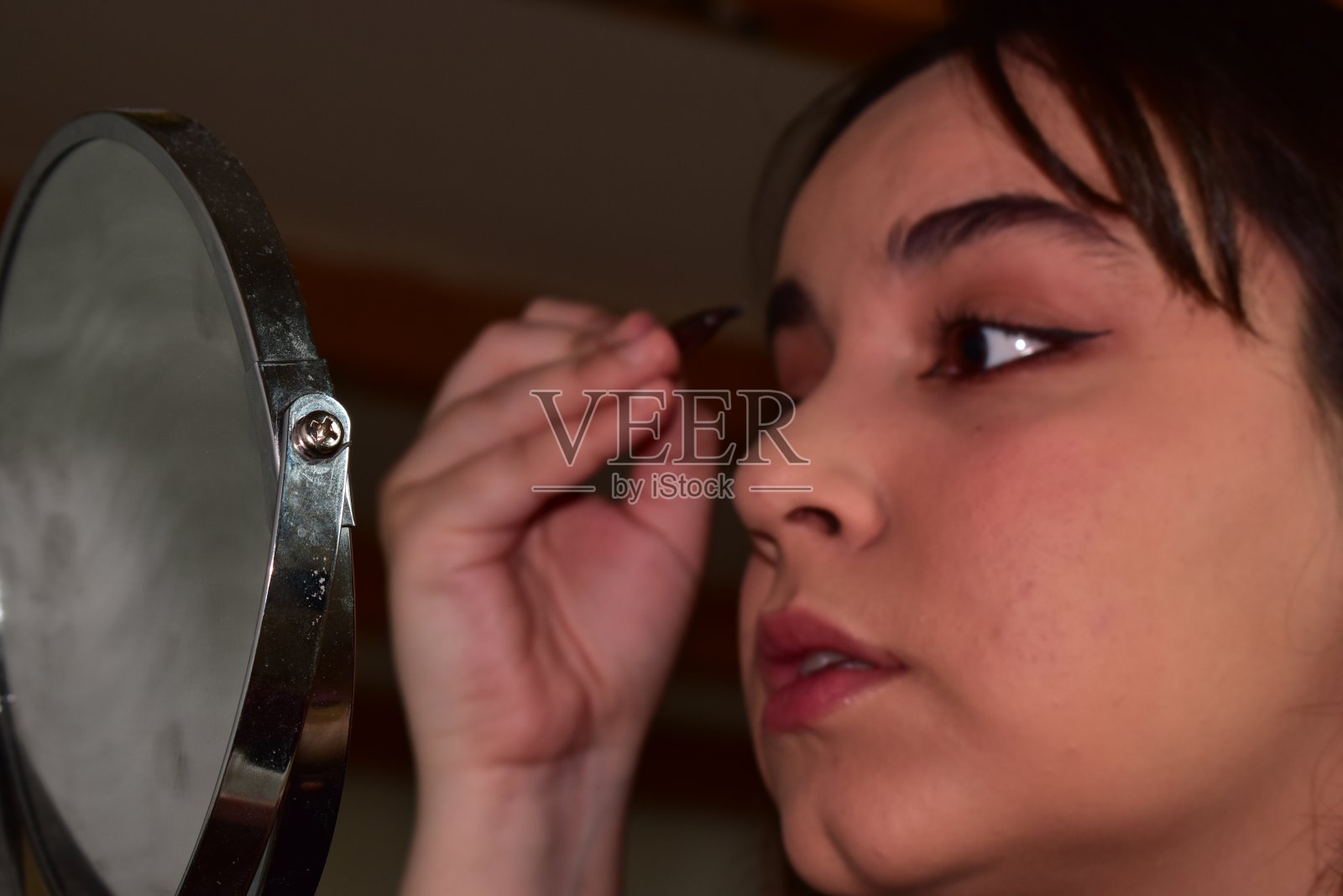 白种白人妇女在家里化妆照片摄影图片