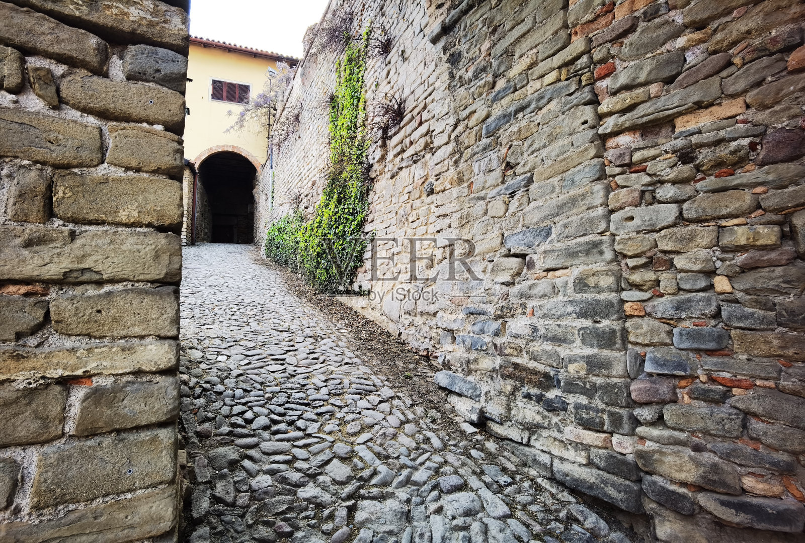 在中世纪的蒙福特阿尔巴村中心的街道上照片摄影图片