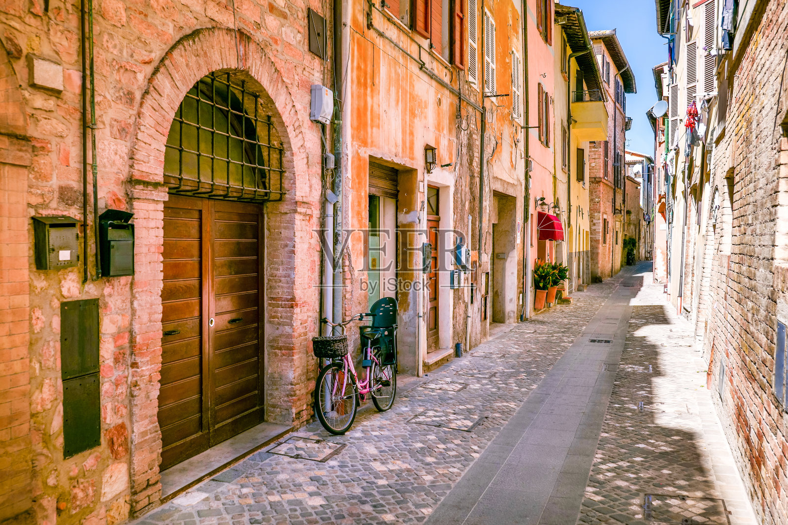 一条暗示性的石头小巷,位于翁布里亚的中世纪小镇Foligno的古老Rione Spada照片摄影图片