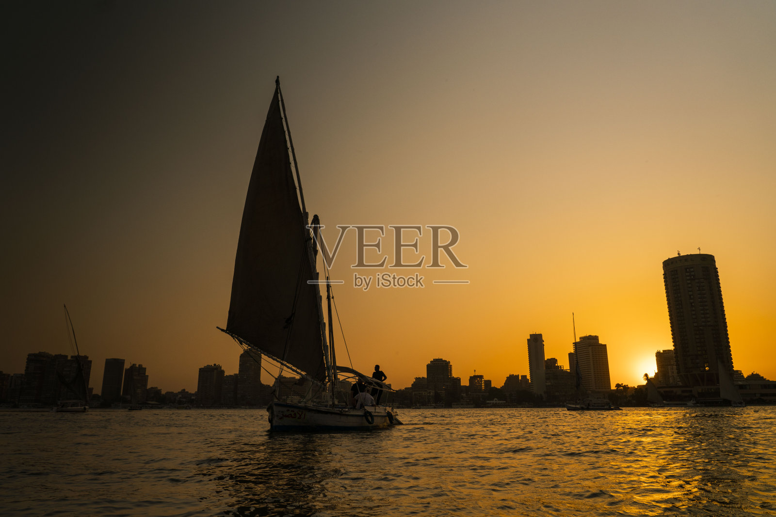 埃及开罗尼罗河日落时分的城市景观照片摄影图片