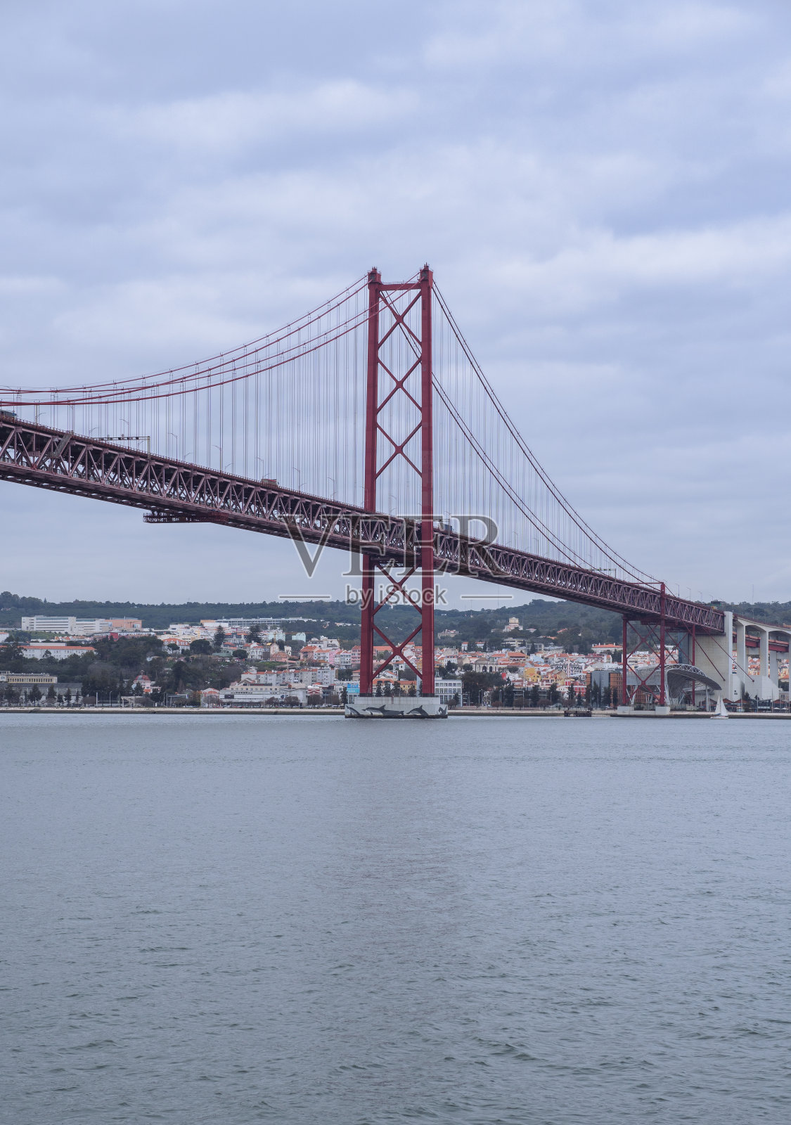4月25日,从葡萄牙里斯本的塔霍河上俯瞰大桥。连接里斯本市的欧洲最长的桥梁。照片摄影图片