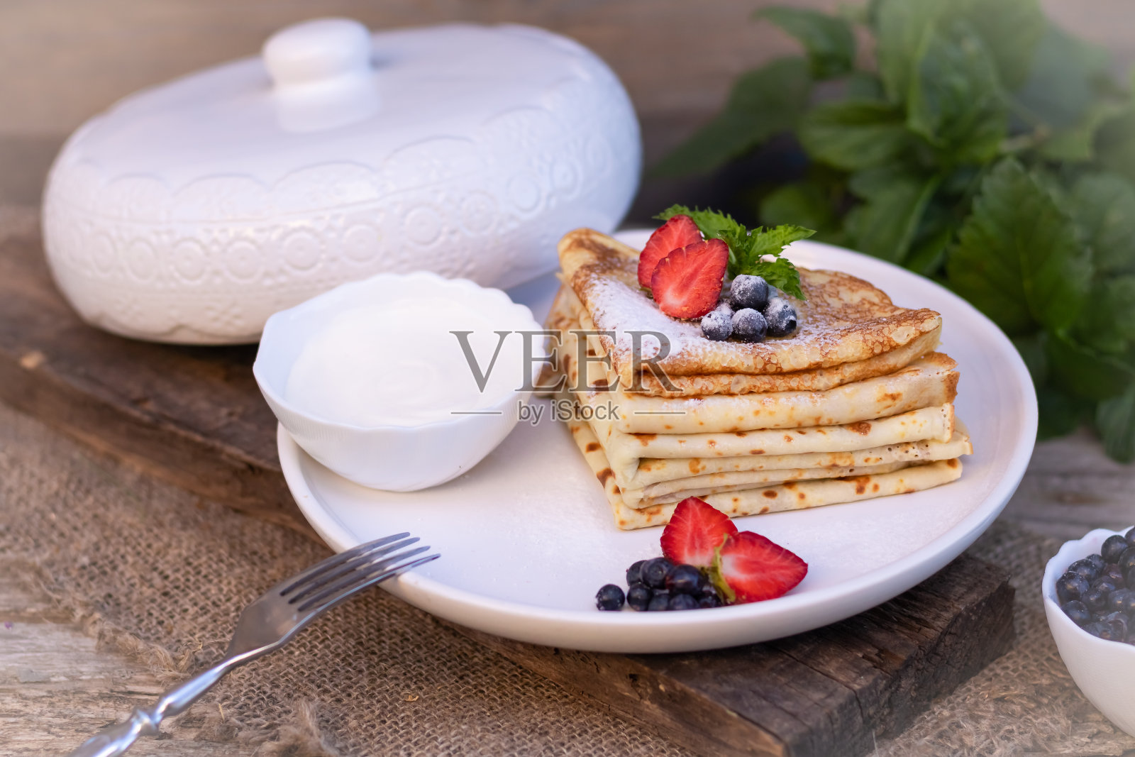 俄罗斯传统美食,自制的浆果薄煎饼。自制浆果煎饼照片摄影图片